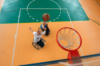 禁用战争工作退伍军人混合比赛年龄篮球团队轮椅玩培训匹配体育健身房大厅残疾人康复包容概念图片