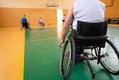关闭照片轮椅残疾战争退伍军人玩篮球法院