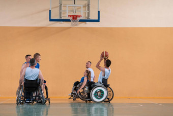 禁用战争<strong>退伍</strong>军人混合比赛反对篮球团队轮椅拍摄行动玩重要的匹配现代大厅