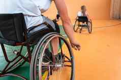 关闭照片轮椅残疾战争退伍军人玩篮球法院