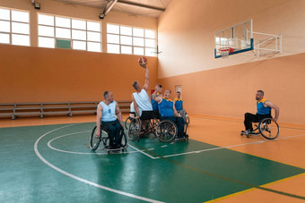 禁用战争退伍军人混合比赛年龄篮球团队轮椅玩培训匹配体育健身房大厅残疾人康复包容概念