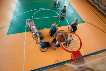 禁用战争工作退伍军人混合比赛年龄篮球团队轮椅玩培训匹配体育健身房大厅残疾人康复包容概念