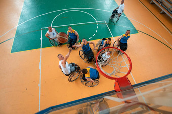 禁用战争工作<strong>退伍</strong>军人混合比赛年龄篮球团队轮椅玩培训匹配体育健身房大厅残疾人康复包容概念