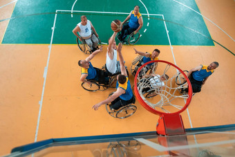 禁用战争工作<strong>退伍</strong>军人混合比赛年龄篮球团队轮椅玩培训匹配体育健身房大厅残疾人康复包容概念