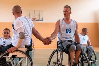 团队战争退伍<strong>军人</strong>轮椅玩篮球庆祝点赢得了游戏高概念