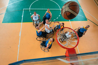 禁用战争工作退伍军人混合比赛年龄篮球团队轮椅玩培训匹配体育健身房大厅残疾人康复包容概念