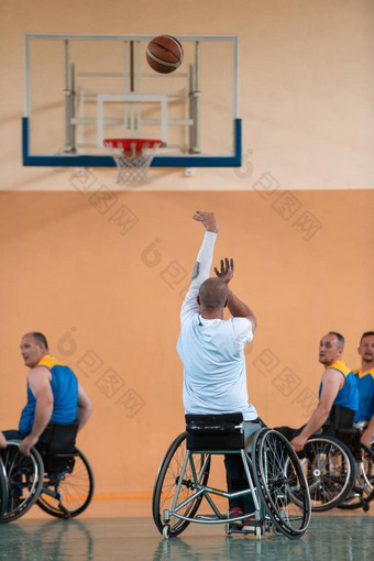 禁用战争退伍军人混合比赛年龄篮球团队轮椅玩培训匹配体育健身房大厅残疾人康复包容概念