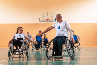 团队战争退伍军人轮椅玩篮球庆祝点赢得了游戏高概念