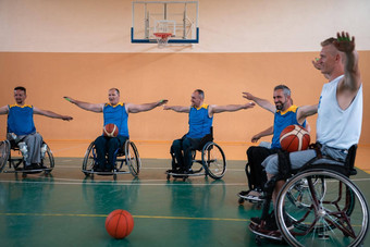 团队篮球团队残疾的人温暖的伸展运动练习培训开始