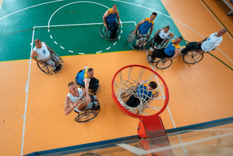 禁用战争工作退伍军人混合比赛年龄篮球<strong>团队</strong>轮椅玩<strong>培训</strong>匹配体育健身房大厅残疾人康复包容概念