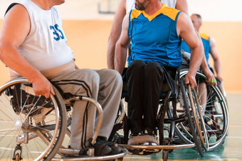 关闭照片轮椅残疾战争<strong>退伍</strong>军人玩篮球法院