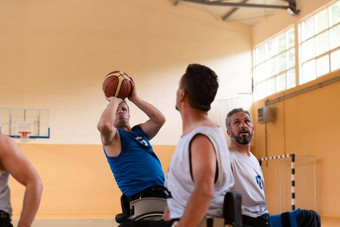 残疾战争退伍军人轮椅专业设备玩篮球匹配大厅概念体育残疾的人图片