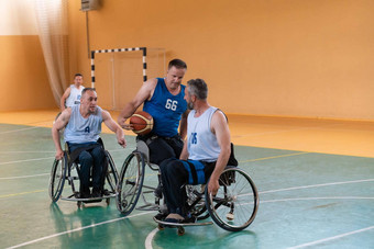 禁用战争<strong>退伍</strong>军人混合比赛反对篮球团队轮椅拍摄行动玩重要的匹配现代大厅
