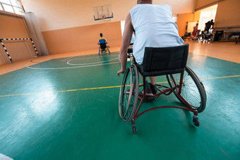 禁用战争退伍军人混合比赛年龄<strong>篮球</strong>团队轮椅玩<strong>培训</strong>匹配体育健身房大厅残疾人康复包容概念