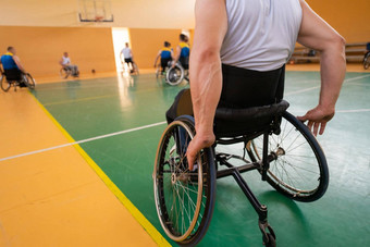 关闭照片轮椅残疾战争退伍<strong>军人</strong>玩篮球法院