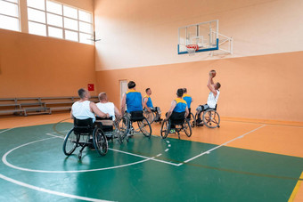 禁用战争<strong>退伍</strong>军人混合比赛年龄篮球团队轮椅玩培训匹配体育健身房大厅残疾人康复包容概念