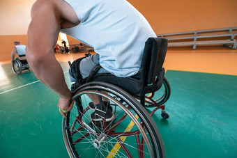 禁用战争退伍军人混合比赛年龄篮球团队轮椅玩培训匹配体育健身房大厅残疾人康复包容概念图片