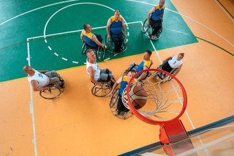 禁用战争工作退伍<strong>军人</strong>混合比赛年龄篮球团队轮椅玩培训匹配体育健身房大厅残疾人康复包容概念