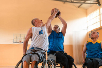 禁用战争退伍军人混合比赛年龄<strong>篮球</strong>团队轮椅玩<strong>培训</strong>匹配体育健身房大厅残疾人康复包容概念