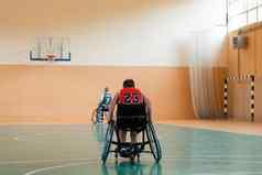男孩坐在轮椅准备篮球开始游戏大竞技场