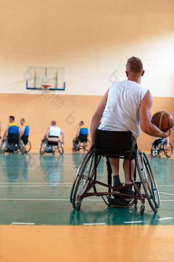 禁用战争退伍<strong>军人</strong>混合比赛年龄篮球团队轮椅玩培训匹配体育健身房大厅残疾人康复包容概念
