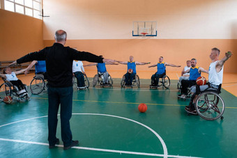 选择器篮球团队残疾站前面球员显示伸展运动练习开始培训