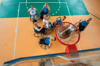 禁用战争工作退伍军人混合比赛年龄<strong>篮球</strong>团队轮椅玩<strong>培训</strong>匹配体育健身房大厅残疾人康复包容概念