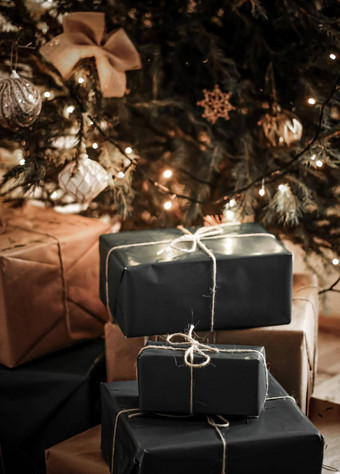 圣诞节假期交付可持续发展的礼物概念黑色的礼物盒子包装<strong>环保</strong>包装回收纸装饰圣诞节<strong>树</strong>