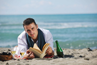 男人。阅读书海滩