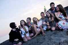 集团年轻的人享受夏天聚会，派对海滩