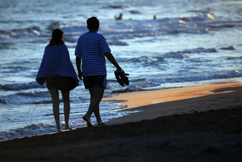 浪漫的夫妇海滩