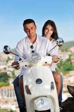 肖像快乐年轻的爱夫妇踏板车享受夏天时间