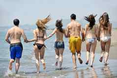 快乐年轻的人集团有趣的海滩