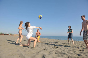 年轻的人集团有趣的玩<strong>海滩</strong>排<strong>球</strong>