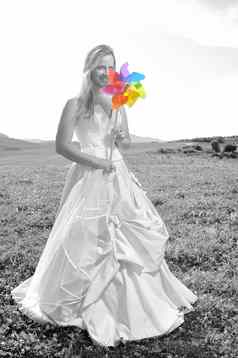 美丽的新娘户外色彩斑斓的风车玩具