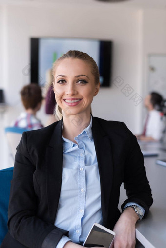 肖像年轻的业务女人办公室团队会议背景