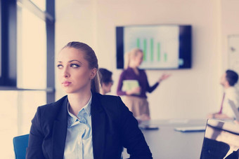 肖像年轻的业务女人办公室团队<strong>会议背景</strong>