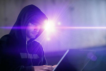年轻的有才华的黑客移动PC电脑工作黑暗办公室