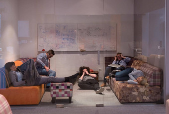 <strong>软件开发</strong>人员睡觉沙发有创意的启动办公室