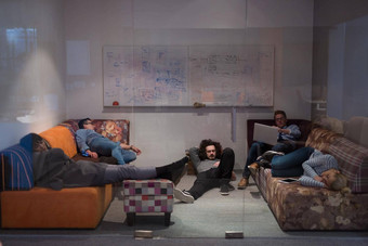 软件开发人员睡觉沙发有创意的启动办公室