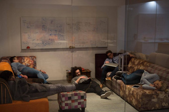 <strong>软件开发</strong>人员睡觉沙发有创意的启动办公室