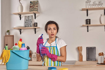 美丽的快乐的浅黑肤色的女人女人手套清洁现代厨房