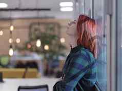 红色头发的人业务女人肖像有创意的现代共同办公启动开放空间办公室