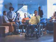 肖像禁用女商人轮椅前面多样化的业务团队办公室