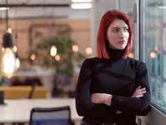红色头发的人业务女人肖像有创意的现代共同办公启动开放空间办公室