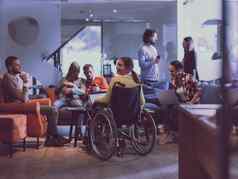 handicapperd女商人轮椅会议多样化的业务团队头脑风暴办公室