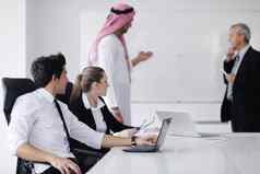阿拉伯语业务男人。会议