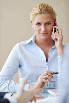 年轻的业务女人说话手机相遇