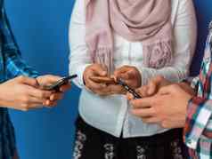 阿拉伯青少年集团聪明的手机社会媒体网络分享资料在线教育