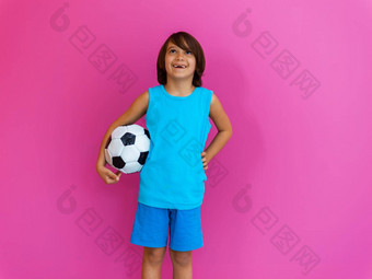 肖像年轻的阿拉伯语男孩<strong>足球</strong>球孤立的粉红色的背景复制空间